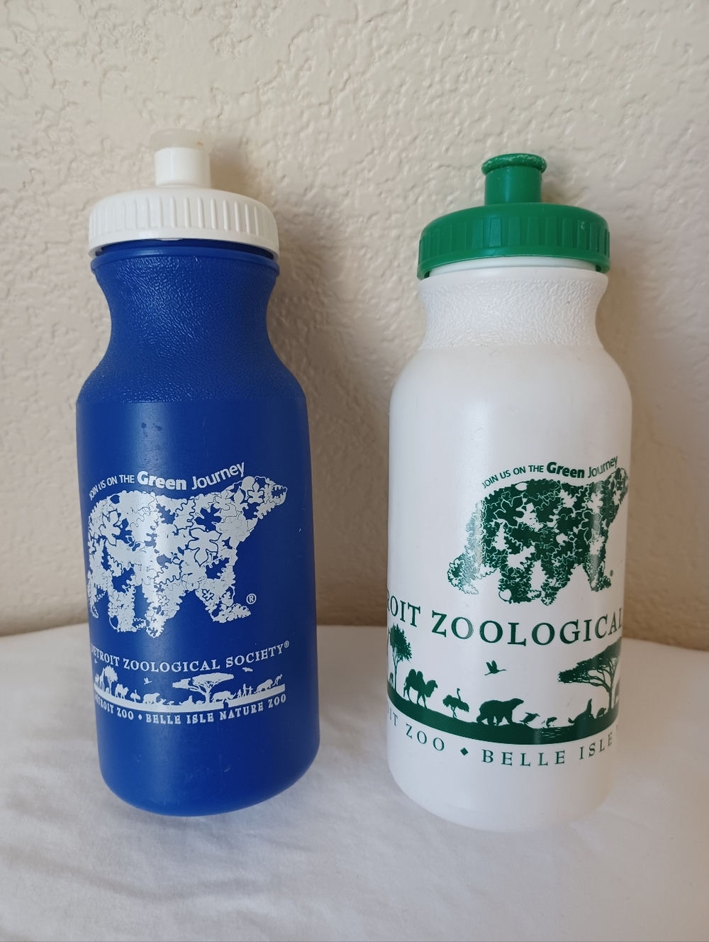 SET OF 2 Detroit Zoo Water Bottles Blue/White & White/Green Refillable Plastic